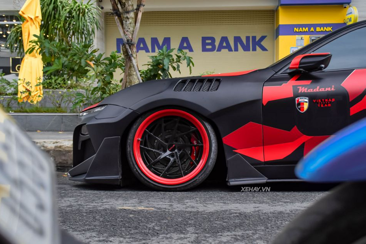 Về nội thất, hầu như các chi tiết bên trong xe không thay đổi nhiều mà chỉ bọc lại bộ da ghế màu đỏ - đen thay cho màu sắc nguyên bản của xe. Ngoài ra vô-lăng cũng được cách tân lại theo hơi hướng thể thao hơn.