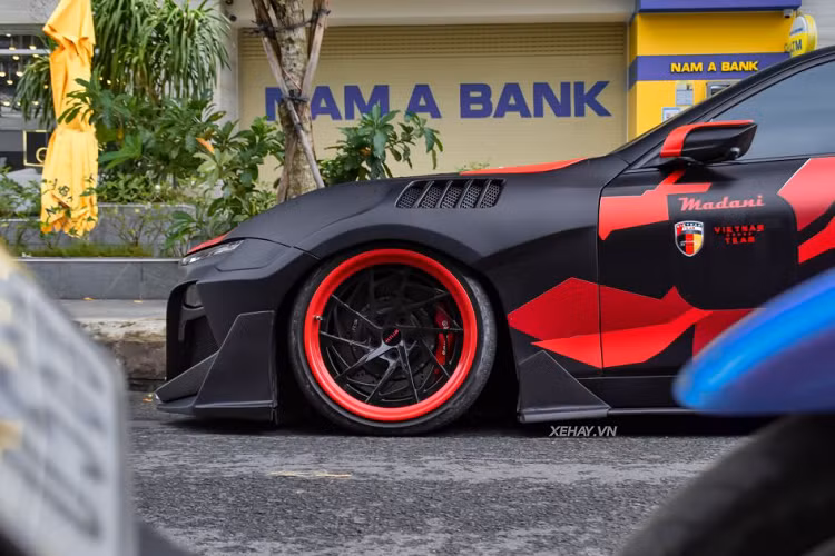 Về nội thất, hầu như các chi tiết bên trong xe không thay đổi nhiều mà chỉ bọc lại bộ da ghế màu đỏ - đen thay cho màu sắc nguyên bản của xe. Ngoài ra vô-lăng cũng được cách tân lại theo hơi hướng thể thao hơn.