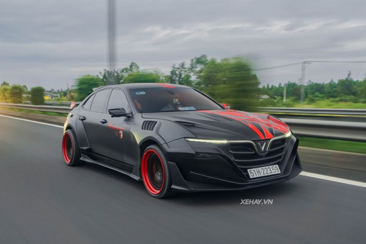 Chiếc VinFast Lux A2.0 độ khủng trở nên hầm hố hơn với các mảng cơ bắp và gầm hạ sát xuống mặt đường. Thân xe được mở rộng sang hai bên, kết hợp các đường cắt xẻ giúp chiếc Lux A2.0 trở nên dữ dằn hơn.