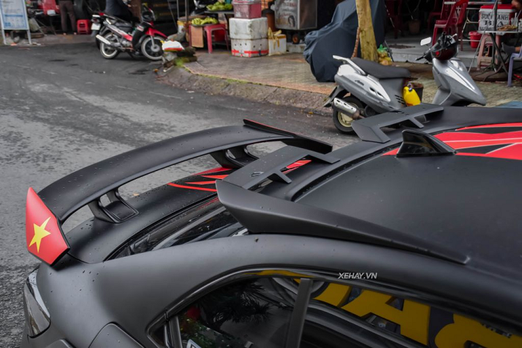 Xe được hạ gầm cực thấp, có khả năng nâng hạ khoảng sáng gầm xe nhờ bộ phuộc hơi Airllen theo quảng cáo có thể chỉnh được 32 chiều cao khác nhau, cùng 3 vị trí nhớ. Bộ khí nén đặt ở sau cốp, điều khiển bằng remote trong khoang cabin. Mâm xe hai mảnh, màu đỏ-đen "ton sur ton" với tổng thể.