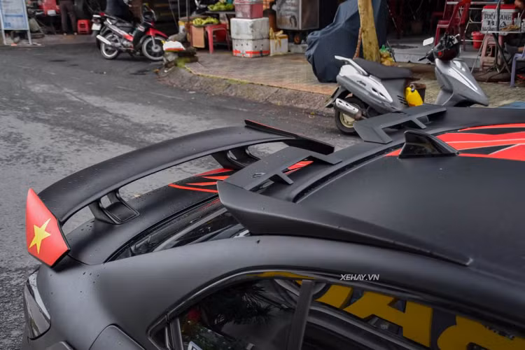 Xe được hạ gầm cực thấp, có khả năng nâng hạ khoảng sáng gầm xe nhờ bộ phuộc hơi Airllen theo quảng cáo có thể chỉnh được 32 chiều cao khác nhau, cùng 3 vị trí nhớ. Bộ khí nén đặt ở sau cốp, điều khiển bằng remote trong khoang cabin. Mâm xe hai mảnh, màu đỏ-đen "ton sur ton" với tổng thể.