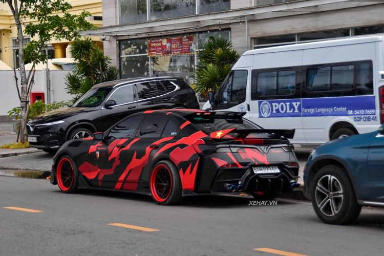 Được biết, chi phí độ xe VinFast Lux A2.0 lên đến hơn 650 triệu đồng:- Phuộc hơi Airllen: 65 triệu. - Mâm 2 mảnh + vỏ runflat: 100 triệu. - Heo gt4/gt6: 75 triệu.- Body: 120 triệu.- Cánh gió + gương: 20 triệu. - Loa + sub: 60 triệu