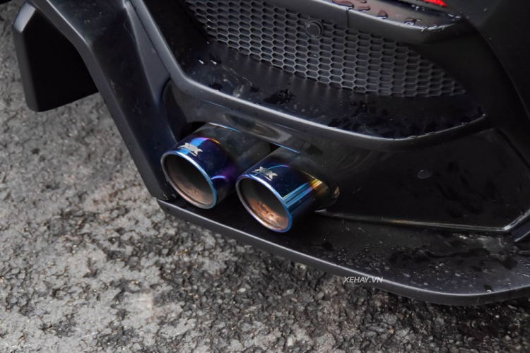 Đuôi xe nổi bật với cánh gió cỡ lớn, ngoài ra ở phần cuối của mui xe cũng có thêm 2 cánh gió nhỏ khác. Hoàn thiện cho phong cách xe Batman này là ốp chia gió cỡ lớn nằm dưới cản sau, kết hợp cùng bộ ống xả kép XEX Titanium cho âm thanh uy lực hơn so với nguyên bản.