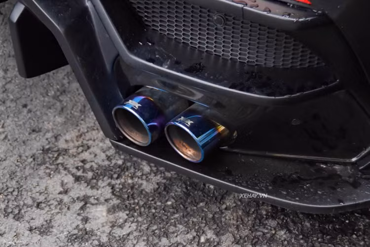 Đuôi xe nổi bật với cánh gió cỡ lớn, ngoài ra ở phần cuối của mui xe cũng có thêm 2 cánh gió nhỏ khác. Hoàn thiện cho phong cách xe Batman này là ốp chia gió cỡ lớn nằm dưới cản sau, kết hợp cùng bộ ống xả kép XEX Titanium cho âm thanh uy lực hơn so với nguyên bản.