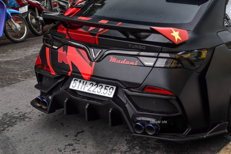 Bộ mâm xe 2 mảnh kiểu đa chấu với tone đỏ đen nổi bật. Bên trong là kẹp phanh sơn đỏ 6 piston ở phía trước và 4 piston ở phía sau. Đĩa phanh của xe cũng là dạng kích thước lớn. Khi di chuyển, gầm xe được nâng lên nhờ hệ thống treo khí nén Airllen. Giảm xóc này có thể điều chỉnh 32 mức khác nhau, thông qua bộ remote và bình khí đặt ở cốp sau.