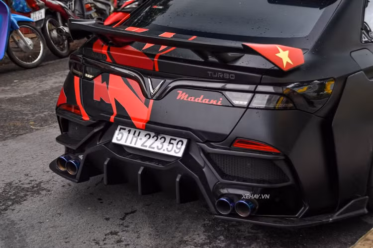 Bộ mâm xe 2 mảnh kiểu đa chấu với tone đỏ đen nổi bật. Bên trong là kẹp phanh sơn đỏ 6 piston ở phía trước và 4 piston ở phía sau. Đĩa phanh của xe cũng là dạng kích thước lớn. Khi di chuyển, gầm xe được nâng lên nhờ hệ thống treo khí nén Airllen. Giảm xóc này có thể điều chỉnh 32 mức khác nhau, thông qua bộ remote và bình khí đặt ở cốp sau.