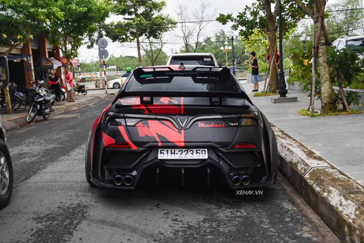 Chiếc VinFast Lux A2.0 này thuộc phiên bản Tiêu chuẩn vốn sử dụng động cơ 2.0 lít có công suất 174 mã lực và mô-men xoắn 300 Nm. Chủ nhân của bản độ này từng chia sẻ, xe đã được remap để công suất tăng thêm 50 mã lực, đạt tổng 224 mã lực và gắn Racechip tăng độ nhạy chân ga.