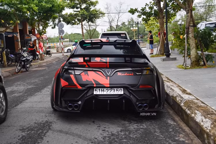 Chiếc VinFast Lux A2.0 này thuộc phiên bản Tiêu chuẩn vốn sử dụng động cơ 2.0 lít có công suất 174 mã lực và mô-men xoắn 300 Nm. Chủ nhân của bản độ này từng chia sẻ, xe đã được remap để công suất tăng thêm 50 mã lực, đạt tổng 224 mã lực và gắn Racechip tăng độ nhạy chân ga.