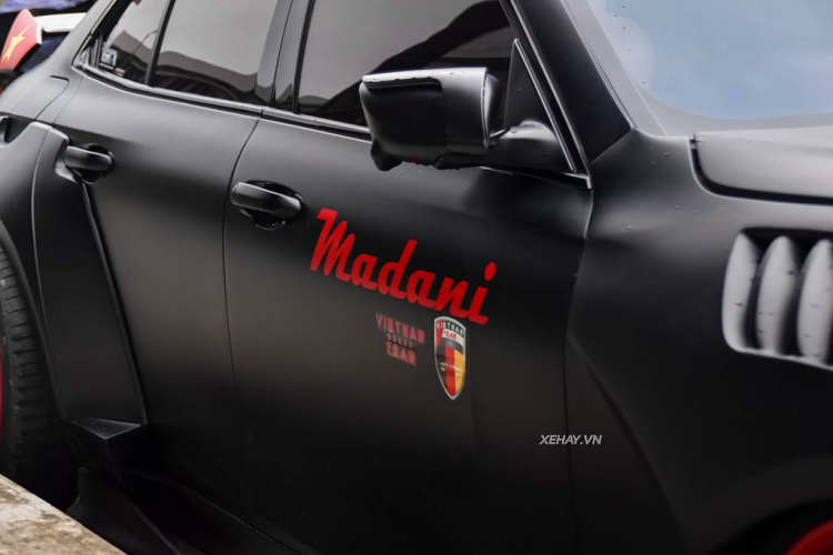 Ngoài ra, phanh xe cũng đã được nâng cấp lên Brembo 6 piston với bánh trước và 4 piston với bánh sau. Đĩa phanh chuyển từ dạng đĩa đặc sang đĩa thông gió cho hiệu quả tản nhiệt tốt hơn. Phần trên ốp vè bánh xe trước tạo hình mang cá với các khe hở dọc.