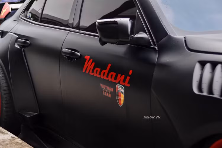 Ngoài ra, phanh xe cũng đã được nâng cấp lên Brembo 6 piston với bánh trước và 4 piston với bánh sau. Đĩa phanh chuyển từ dạng đĩa đặc sang đĩa thông gió cho hiệu quả tản nhiệt tốt hơn. Phần trên ốp vè bánh xe trước tạo hình mang cá với các khe hở dọc.