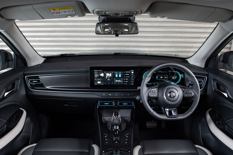 Bên trong MG VS HEV 2022 là không gian nội thất bọc da màu đen tuyền hoặc phối 2 màu. Tương tự ngoại thất, nội thất cũng có điểm nhấn màu xanh dương, đó là viền cửa gió điều hòa.