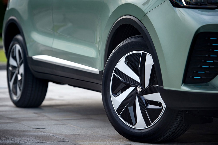 Thiết kế đằng sau của MG VS HEV 2022 gần như giống hệt MG ZS, từ cụm đèn hậu LED đến hốc gió giả tích hợp đèn phản quang trên cản sau, bộ vành hợp kim 17 inch với thiết kế khí động lực học để giảm hệ số lực cản không khí.