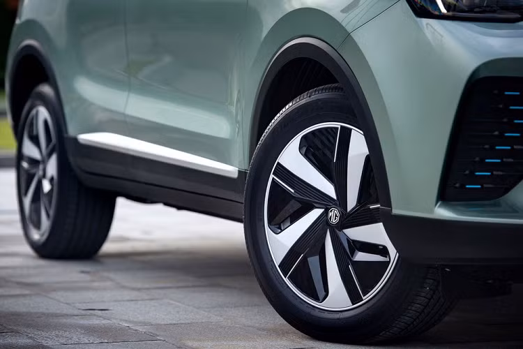 Thiết kế đằng sau của MG VS HEV 2022 gần như giống hệt MG ZS, từ cụm đèn hậu LED đến hốc gió giả tích hợp đèn phản quang trên cản sau, bộ vành hợp kim 17 inch với thiết kế khí động lực học để giảm hệ số lực cản không khí.