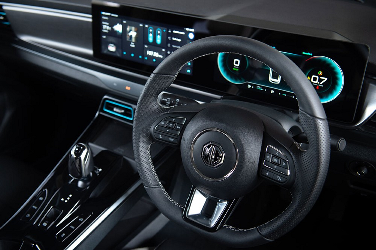 Mẫu SUV hạng B này được trang bị khá tốt với những tính năng tiêu chuẩn như bảng đồng hồ kỹ thuật số toàn phần Full Virtual Dashboard 12,3 inch và màn hình thông tin giải trí dạng cảm ứng 12,3 inch, hỗ trợ Android Auto/Apple CarPlay.