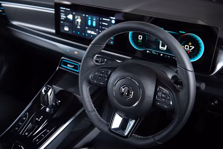 Mẫu SUV hạng B này được trang bị khá tốt với những tính năng tiêu chuẩn như bảng đồng hồ kỹ thuật số toàn phần Full Virtual Dashboard 12,3 inch và màn hình thông tin giải trí dạng cảm ứng 12,3 inch, hỗ trợ Android Auto/Apple CarPlay.