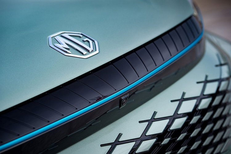 Bên cạnh đó là lưới tản nhiệt không viền với những mắt lưới hình quả trám. Nằm phía trên lưới tản nhiệt là cụm đèn pha LED với tính năng tự động bật/tắt, tích hợp dải đèn LED định vị ban ngày.