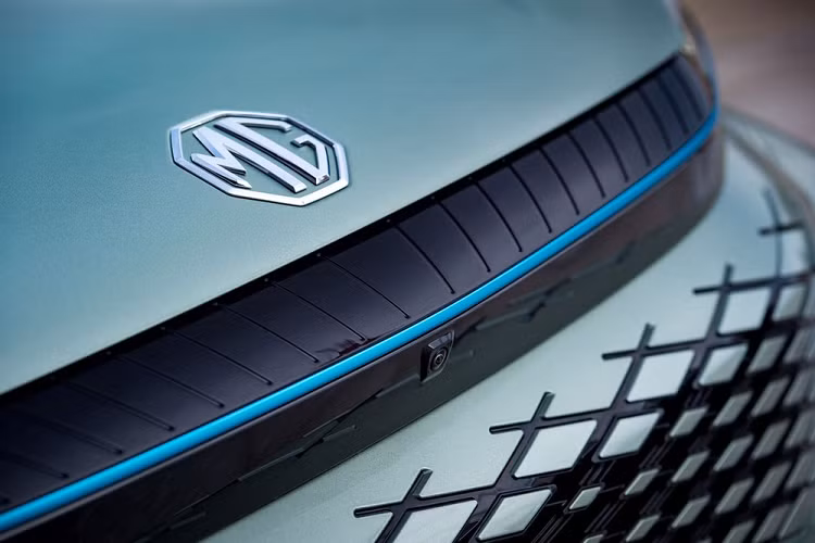 Bên cạnh đó là lưới tản nhiệt không viền với những mắt lưới hình quả trám. Nằm phía trên lưới tản nhiệt là cụm đèn pha LED với tính năng tự động bật/tắt, tích hợp dải đèn LED định vị ban ngày.