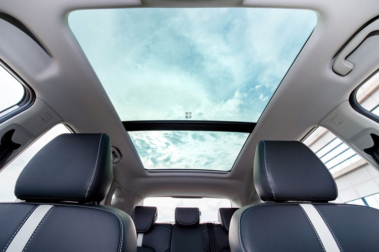 Thêm vào đó là vô lăng vát đáy thể thao, tích hợp phím chức năng, gương chiếu hậu chống chói...Ghế lái chỉnh điện 6 hướng, ghế phụ lái chỉnh điện 4 hướng