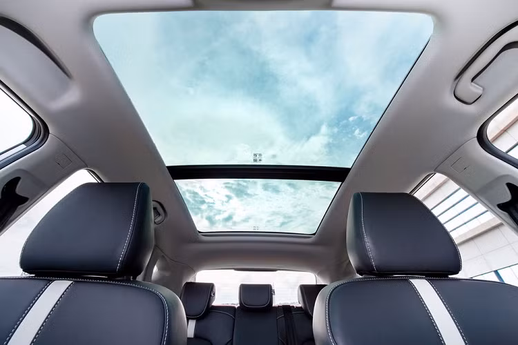 Thêm vào đó là vô lăng vát đáy thể thao, tích hợp phím chức năng, gương chiếu hậu chống chói...Ghế lái chỉnh điện 6 hướng, ghế phụ lái chỉnh điện 4 hướng