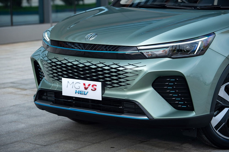 Ngoài ra, trên xe còn có những điểm nhấn màu xanh dương như nẹp nằm vắt ngang giữa 2 đèn pha, chi tiết trang trí trong khe gió ở hai góc đầu xe và trên cản trước.