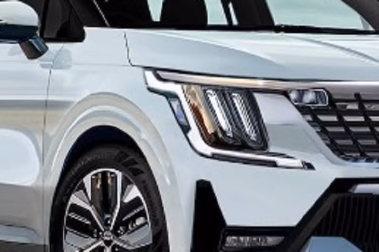 Trong khi đó, ở phía sau, cụm đèn hậu cũng có thể được tinh chỉnh về kiểu dáng và đồ họa chiếu sáng. Thiết kế bên ngoài của mẫu xe MPV Kia Carnival 2024 dự kiến không thay đổi nhiều, có chăng chỉ làm lại cánh gió hoặc chỉnh lại vị trí đặt biển số sau hay tinh chỉnh lại một phần cản trước/sau.