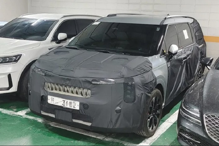 Tuy nhiên, ngoài cập nhật phần mềm của hệ thống thông tin giải trí và các tùy chọn trang trí mới được bổ sung, hiện tại hãng chưa công bố bất cứ thông tin gì. Hiện tại mức giá xe Kia Carnival tại Việt Nam đang bán ra 5 phiên bản từ 1,269 tỷ đồng đến 1.869 tỷ đồng.