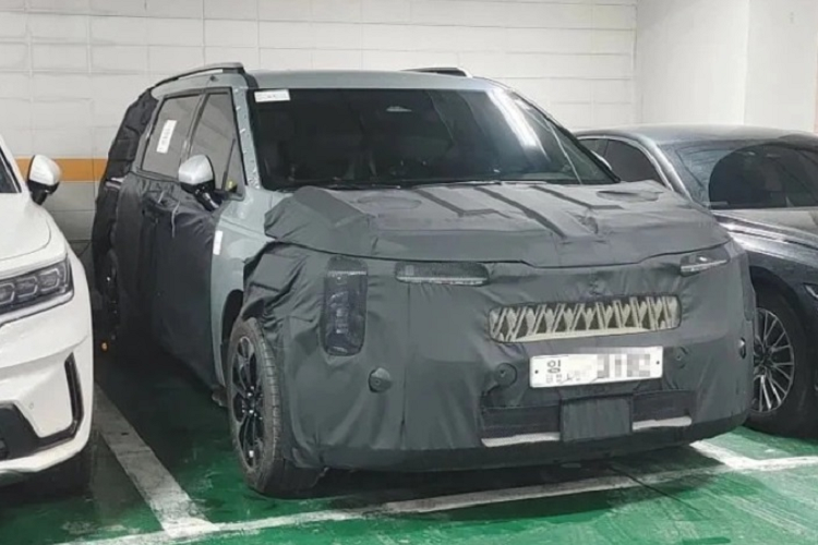 Kia Carnival 2024 bản mới nhất dự kiến sẽ cập nhật dàn đèn ngoài mới mẻ, hiện đại, cụm đèn pha đặt dọc mới, trông cũng khá giống với cụm đèn pha trên nguyên mẫu thử nghiệm của Sorento facelift. Ngoài ra, khả năng cao xe sẽ nhận được những thay đổi thiết kế tinh tế ở hai bên hông.