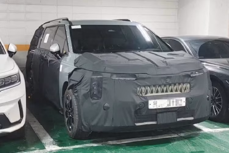 Kia Carnival 2024 bản mới nhất dự kiến sẽ cập nhật dàn đèn ngoài mới mẻ, hiện đại, cụm đèn pha đặt dọc mới, trông cũng khá giống với cụm đèn pha trên nguyên mẫu thử nghiệm của Sorento facelift. Ngoài ra, khả năng cao xe sẽ nhận được những thay đổi thiết kế tinh tế ở hai bên hông.