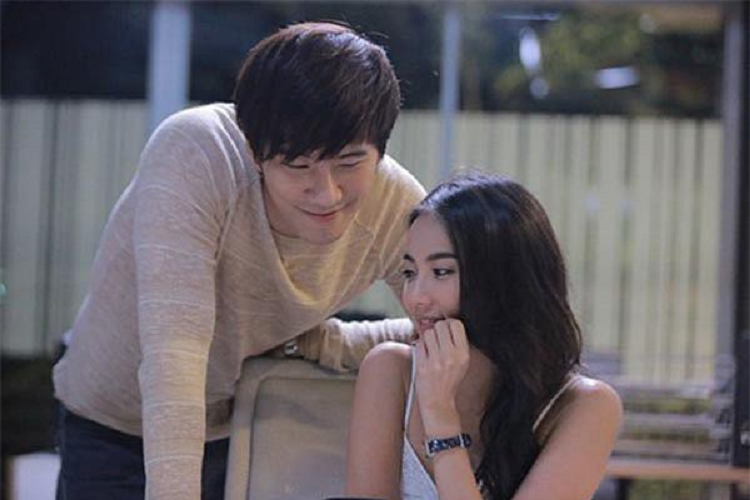 Ve choi ngu cung me anh, nua dem co thu roi trung mat