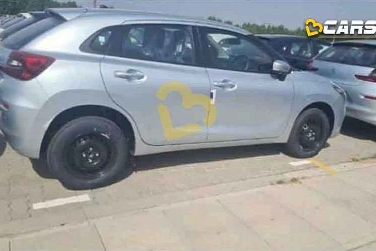 So với thế hệ cũ, kích thước của mẫu xe này gần như giữ nguyên. Cuối cùng là những trang bị an toàn đáng chú ý như 6 túi khí, hệ thống kiểm soát hành trình và hệ thống cân bằng điện tử. Tất nhiên, những trang bị này chỉ có trên bản cao cấp của xe.