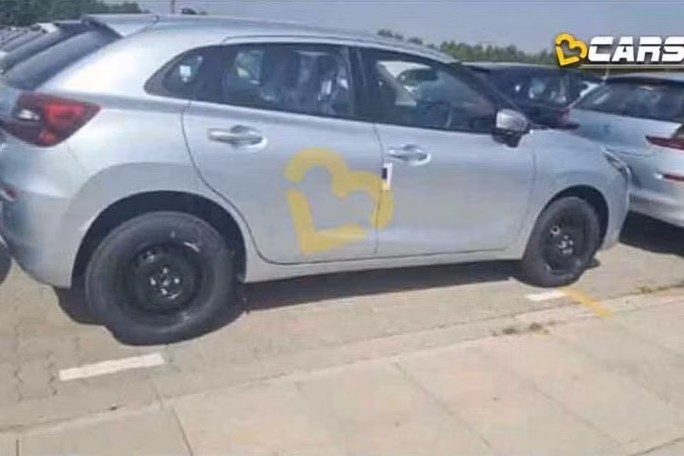 So với thế hệ cũ, kích thước của mẫu xe này gần như giữ nguyên. Cuối cùng là những trang bị an toàn đáng chú ý như 6 túi khí, hệ thống kiểm soát hành trình và hệ thống cân bằng điện tử. Tất nhiên, những trang bị này chỉ có trên bản cao cấp của xe.