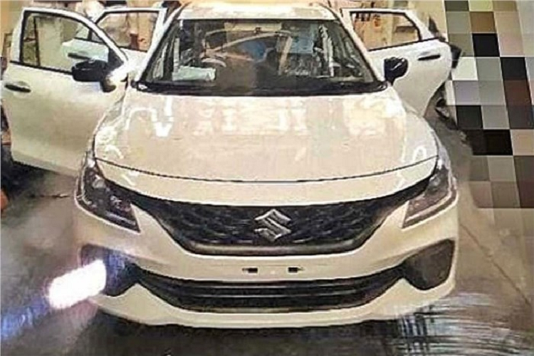 Theo đó, mẫu xe hatchback Suzuki Baleno 2022 hạng B này được bổ sung lưới tản nhiệt mới vừa rộng hơn vừa có mắt lưới hình tổ ong. Viền mạ crôm bao quanh lưới tản nhiệt kéo dài sang đèn pha hai bên. Ngoài ra, xe còn có đèn pha tích hợp dải đèn LED định vị ban ngày, cản trước mới với hốc gió trung tâm hẹp hơn nhưng dài hơn và hốc đèn sương mù mới.