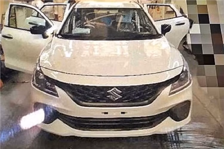 Theo đó, mẫu xe hatchback Suzuki Baleno 2022 hạng B này được bổ sung lưới tản nhiệt mới vừa rộng hơn vừa có mắt lưới hình tổ ong. Viền mạ crôm bao quanh lưới tản nhiệt kéo dài sang đèn pha hai bên. Ngoài ra, xe còn có đèn pha tích hợp dải đèn LED định vị ban ngày, cản trước mới với hốc gió trung tâm hẹp hơn nhưng dài hơn và hốc đèn sương mù mới.