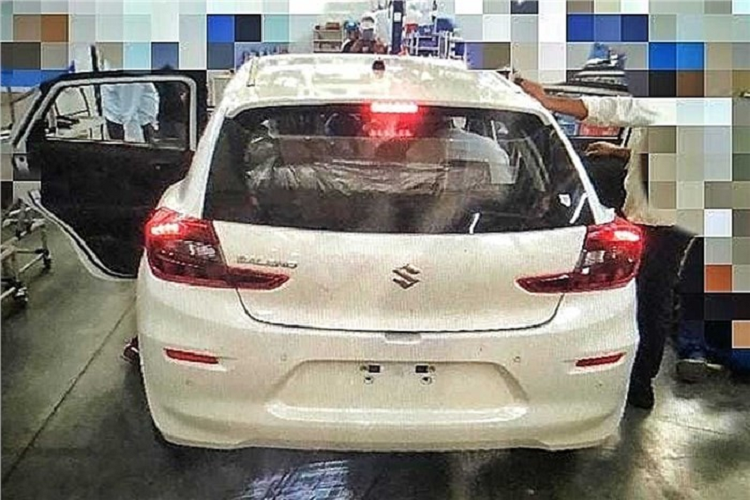 Ở phía sau, mẫu xe hatchback cỡ nhỏ này được trang bị đèn hậu mới, ăn sâu vào cốp sau hơn trước. Bên cạnh đó là thiết kế cửa cốp và cản sau mới. Riêng đèn phản quang được chuyển lên vị trí cao hơn. So với ngoại thất, nội thất của Suzuki Baleno 2022 gây ấn tượng hơn cả. Qua những đoạn video ngắn do liên doanh Maruti Suzuki tung ra, có thể thấy mẫu xe giá rẻ này được bổ sung hàng loạt trang bị mới "xịn sò" hơn.