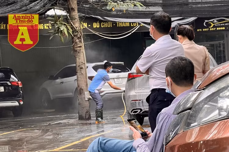 Dù giá rửa xe ngày Tết tăng gấp đôi, thậm chí có chỗ gấp 3, thì lượng khách vẫn rất đông. Đa phần khách "tặc lưỡi trả tiền" để có chiếc xe sạch sẽ sử dụng.