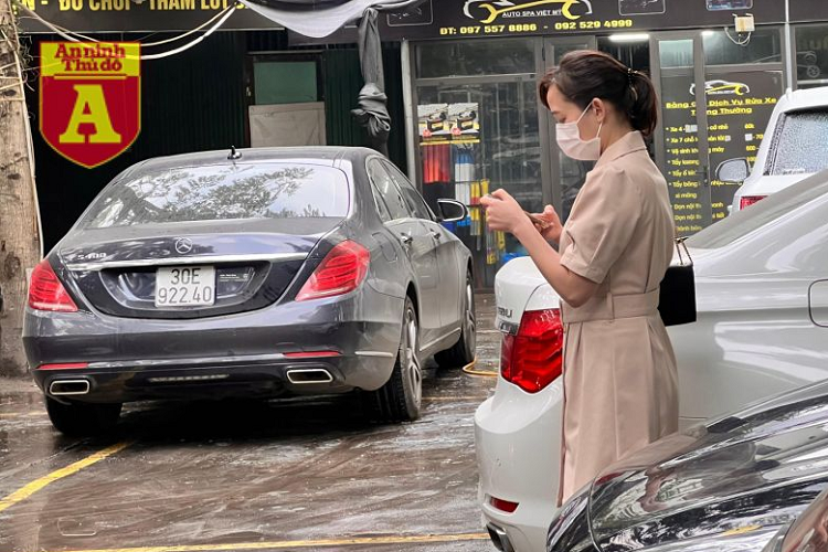 Giá rửa xe thường ngày tại Hà Nội là 70.000đ/xe; hiện tăng vọt lên 150.000đ/xe, thậm chí có nơi lên đến 200.000đ/xe mà vẫn rơi vào tình trạng "đuổi không hết khách".