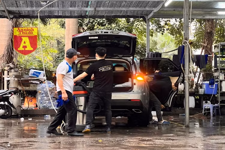 Không rõ tự bao giờ, việc tăng giá rửa xe ngày Tết đã trở thành điều "hiển nhiên". Đôi khi, mức giá này được giữ nguyên sau Tết nguyên đán, trở thành mặt bằng giá mới