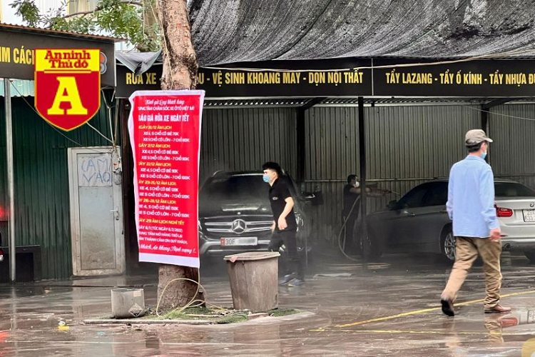 Thợ rửa xe liên mồm quát tháo nhau, do phải lao động liên tục cả ngày.