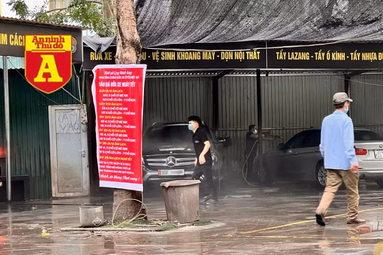 Thợ rửa xe liên mồm quát tháo nhau, do phải lao động liên tục cả ngày.