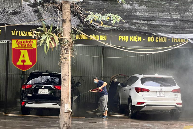 Những cơ sở rửa xe kiếm bộn tiền dịp giáp Tết. Giá cả hoàn toàn do chủ cơ sở đưa ra mà không theo bất cứ quy định nào.