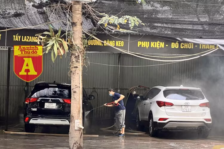 Những cơ sở rửa xe kiếm bộn tiền dịp giáp Tết. Giá cả hoàn toàn do chủ cơ sở đưa ra mà không theo bất cứ quy định nào.