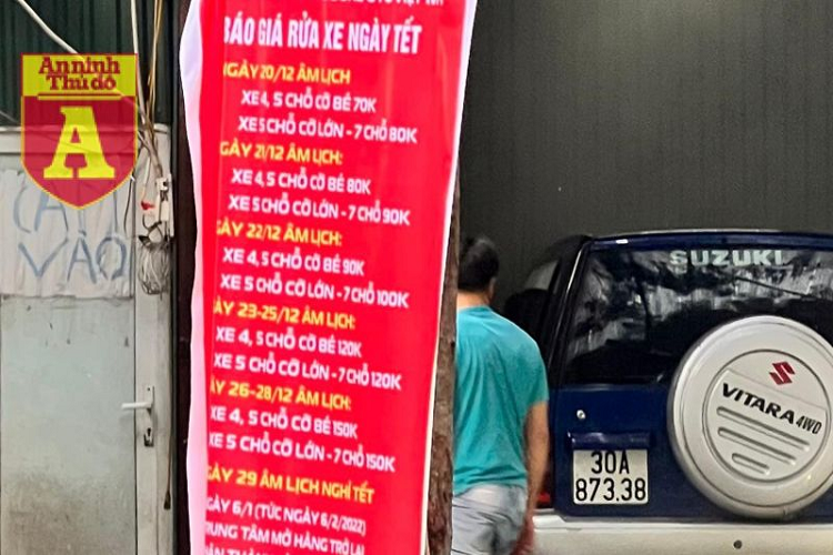 Những ngày giáp Tết Nhâm Dần, nhiều điểm rửa xe ôtô tại Hà Nội đã treo biển "tuần lễ" tăng giá.