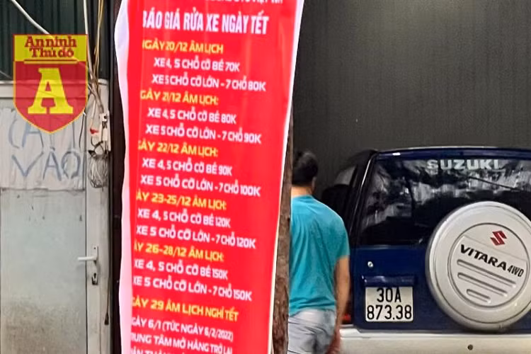 Những ngày giáp Tết Nhâm Dần, nhiều điểm rửa xe ôtô tại Hà Nội đã treo biển "tuần lễ" tăng giá.