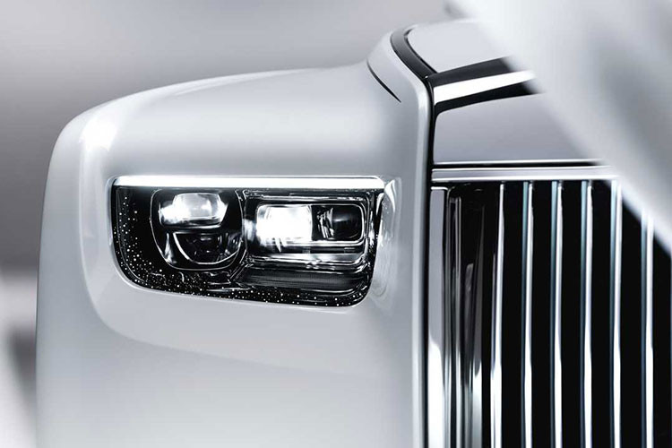 Nâng cấp quan trọng nhất ở Rolls-Royce Phantom 2023 mới chính là lưới tản nhiệt Phantheon phát sáng với đường nẹp ốp viền sáng bóng, trong khi đó các nan dọc của lưới tản nhiệt được thiết kế đặc biệt tạo cảm giác như đèn định vị trên mặt "đèn pha".