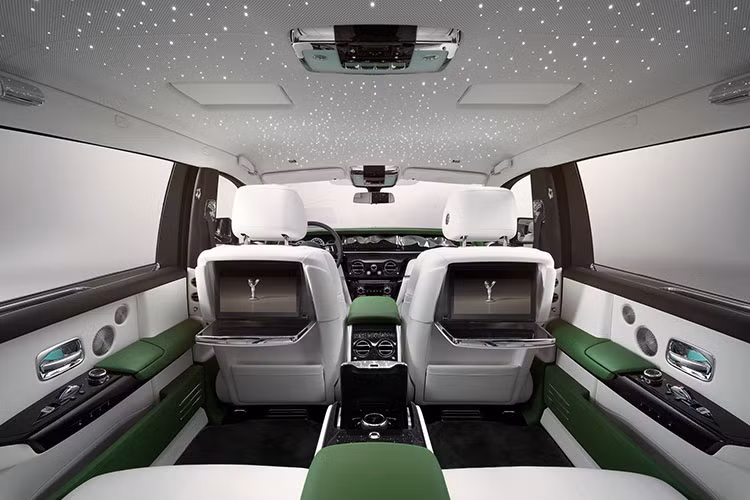 Trong đó tùy chọn vải cho hàng ghế sau gồm 2 loại vải khác nhau gồm sợi vải của Ý và sợi vải từ tre. Hoa văn trên vải cũng sẽ được thể hiện trên tấm Phantom's Gallery và đồng hồ trên táp-lô. Trong khi đó trần xe đầy sao đặc trưng cũng không thể thiếu.