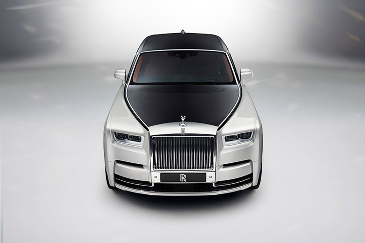 Hiện tại, thương hiệu xe siêu sang của Anh vẫn chưa công bố giá xe Rolls-Royce Phantom 2023, nhưng theo dự đoán nó sẽ có giá tương đương với mẫu xe tiền nhiệm. Điều này cũng không quá quan trọng bởi các khách hàng mua xe thường trang bị thêm nhiều chi tiết bespoke, đồng nghĩa rằng giá xe sẽ phụ thuộc nhiều vào mức độ cá nhân hóa của xe.