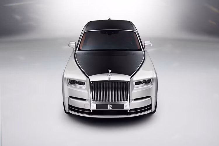 Hiện tại, thương hiệu xe siêu sang của Anh vẫn chưa công bố giá xe Rolls-Royce Phantom 2023, nhưng theo dự đoán nó sẽ có giá tương đương với mẫu xe tiền nhiệm. Điều này cũng không quá quan trọng bởi các khách hàng mua xe thường trang bị thêm nhiều chi tiết bespoke, đồng nghĩa rằng giá xe sẽ phụ thuộc nhiều vào mức độ cá nhân hóa của xe.