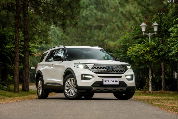 Het Tet, Ford Explorer 2022 van “kenh” 300 trieu dong tai dai ly