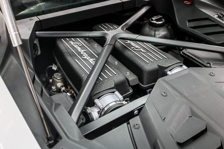 Xe có hệ thống Lamborghini Dinamica Veicolo Integrata đã tích hợp cả Apple CarPlay và Android Auto. Siêu xe Lamborghini Huracan EVO RWD sở hữu khối động cơ V10, hút khí tự nhiên, dung tích 5.2 lít có công suất cực đại 601 mã lực, tăng 30 mã lực so với đàn anh nhưng ngang bằng sức mạnh với xe Lamborghini Huracan LP610-4.