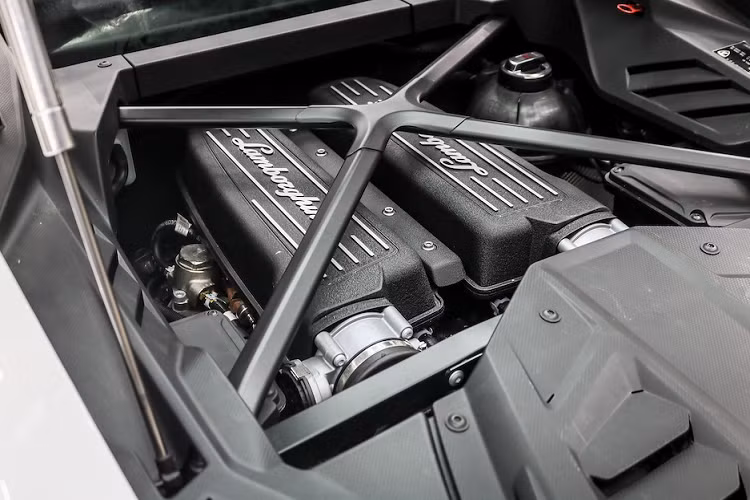 Xe có hệ thống Lamborghini Dinamica Veicolo Integrata đã tích hợp cả Apple CarPlay và Android Auto. Siêu xe Lamborghini Huracan EVO RWD sở hữu khối động cơ V10, hút khí tự nhiên, dung tích 5.2 lít có công suất cực đại 601 mã lực, tăng 30 mã lực so với đàn anh nhưng ngang bằng sức mạnh với xe Lamborghini Huracan LP610-4.